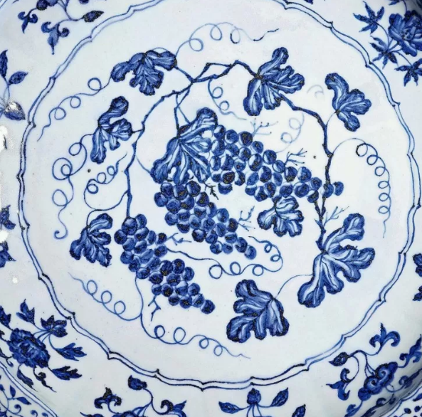 保利香港2026春拍 | 明永乐青花葡萄纹大盘以2460万港元成交